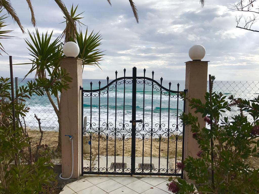 Holiday Home Sea Front Loutra Elevtheron Bagian luar foto